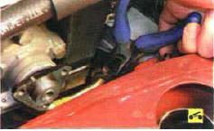 42. Сожмите пассатижами отогнутые усики хомута, сдвиньте хомут в сторону насоса…