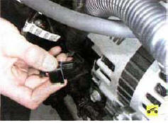 45. Отсоедините колодку жгута проводов от генератора.