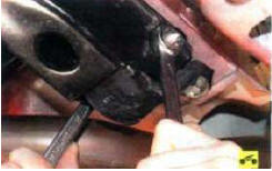 4. Для замены задней опоры подвески силового агрегата отверните гайку болта крепления