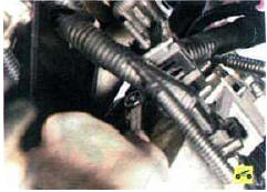 46. Отверните гайку крепления провода к выводу «ВАТ» генератора...