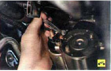 48. Отверните гайки крепления проводов к выводам стартера и снимите провода с