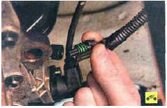 49. Отсоедините колодку жгута проводов от датчика сигнальной лампы аварийного