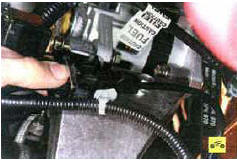 50. Разъедините колодку жгута проводов датчика положения коленчатого вала.