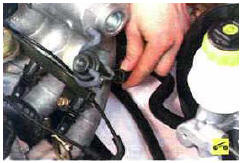 51. Отсоедините от штуцера регулятора давления топлива шланг слива...