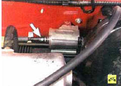 52. , … от топливного фильтра отводящий шланг, сжав фиксаторы запорных элементов