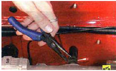 53. Ослабьте хомут крепления шланга вакуумного усилителя тормозов, сжав пассатижами