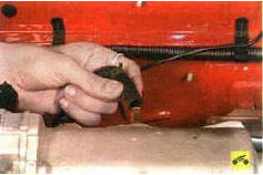 54. ...и отсоедините шланг от впускной трубы.