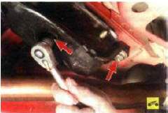 5. …и выверните два болта крепления опоры к кузову.