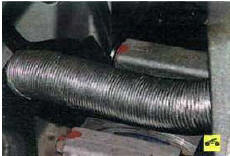 56. …затем два верхних болта и отведите компрессор в сторону, не отсоединяя от