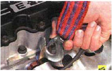 57. Закрепите стропы грузоподъемного механизма за переднюю...