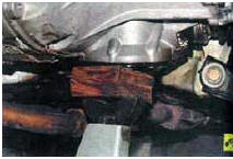 59. ...и установите для страховки надежную опору под картер коробки передач.