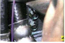 60. Выверните два болта крепления кронштейна правой опоры подвески силового агрегата