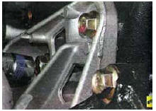 61. ...три болта крепления кронштейна к двигателю и снимите кронштейн.