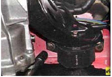 62. Выверните два болта крепления левой опоры подвески силового агрегата к лонжерону