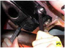 63. Отверните гайку болта крепления зад ней опоры подвески силового агрегата