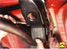 6. Опустите опору под двигателем настолько, чтобы опора подвески силового агрегата