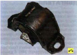 7. Установите заднюю опору подвески силового агрегата в порядке, обратном снятию,