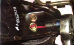 8. Для замены левой опоры подвески силового агрегата выверните по два болта крепления