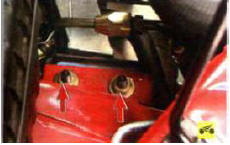 13. Отверните две гайки крепления правой опоры к кронштейну кузова ...