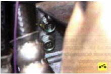 14. ...выверните два болта крепления опоры к кронштейну двигателя ...