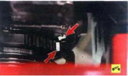 При этом метка на шкиве привода вспомогательных агрегатов (окрашенная впадина