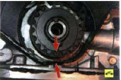 Кроме этого метка нанесена и на зубчатом шкиве коленчатого вала. Она становится