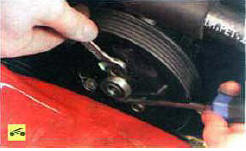 6. Выверните три болта крепления шкива насоса гидроусилителя рулевого управления,
