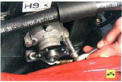 8. Ослабьте два болта крепления насоса гидроусилителя рулевого управления, не