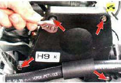 9. Выверните четыре болта крепления передней крышки привода газораспределительного