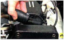 2. ...и отсоедините шланг от крышки.