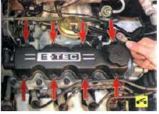 3. Выверните восемь болтов крепления крышки головки блока цилиндров..