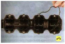 5. Извлеките прокладку из пазов крышки и осмотрите. Сильно обжатую, затвердевшую