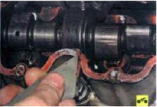 6. Тщательно очистите привалочные поверхности корпуса распределительного вала