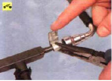 Оберните штуцер рампы полоской жести, изготовив подобие втулки...