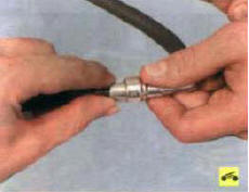 … вдвиньте втулку в наконечник шланга настолько, чтобы можно было разжать лапки