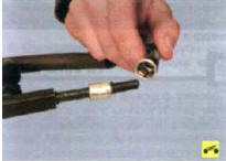 ...и отсоедините наконечник шланга от штуцера рампы.