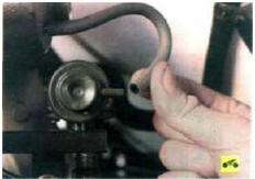 3. Снимите со штуцера регулятора давления топлива вакуумный шланг.