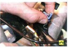 5. Переместите вверх фиксатор колодки жгута проводов форсунки...