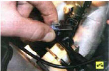 6. ...и отсоедините колодку. Аналогично отсоедините колодки жгута проводов от