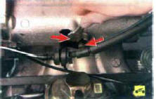 7. Выверните два болта крепления кронштейна троса привода дроссельной заслонки