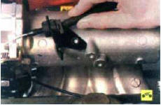 8. …и отведите трос в сторону вместе с кронштейном.