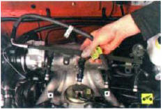 10. ...и снимите рампу, вынимая форсунки из отверстий впускной трубы.