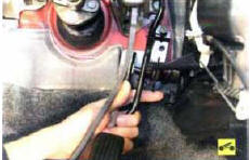 3. ...и снимите педаль акселератора в сборе с кронштейном.