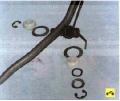 Так выглядят детали крепления педали акселератора. На фотографии они расположены