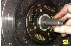 4. При установке сцепления сначала установите с помощью оправки км. рис. 6.2)