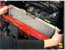 12. Извлеките радиатор в сборе с электровентиляторами из моторного отсека.