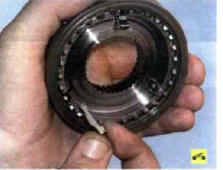 4. Выньте из пазов ступицы три сухаря