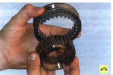 5. ..и снимите муфту со ступицы.