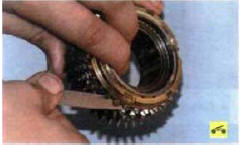 11. При установке блокирующего кольца на конус соответствующей шестерни зазор