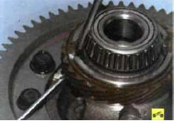 1. При сильном износе зубьев шестерни привода спидометра замените шестерню. Для